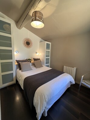 2 soverom, skrivebord, strykejern/-brett og reiseseng for barn