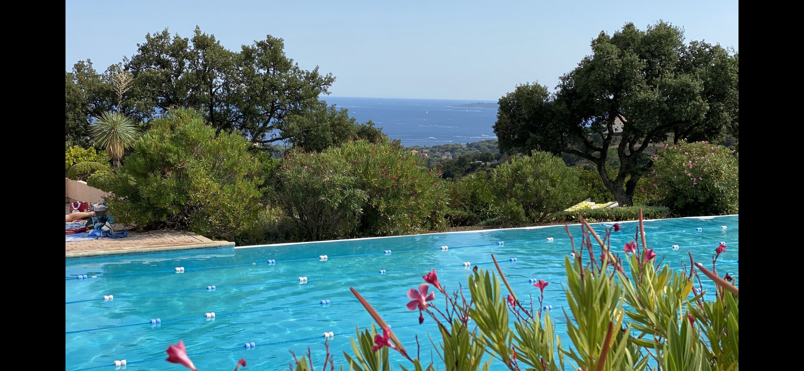 PRETTY MAZET CLIMATISE - TERRACE SEA VIEW - PARKING AND COMMUNITY WIFI