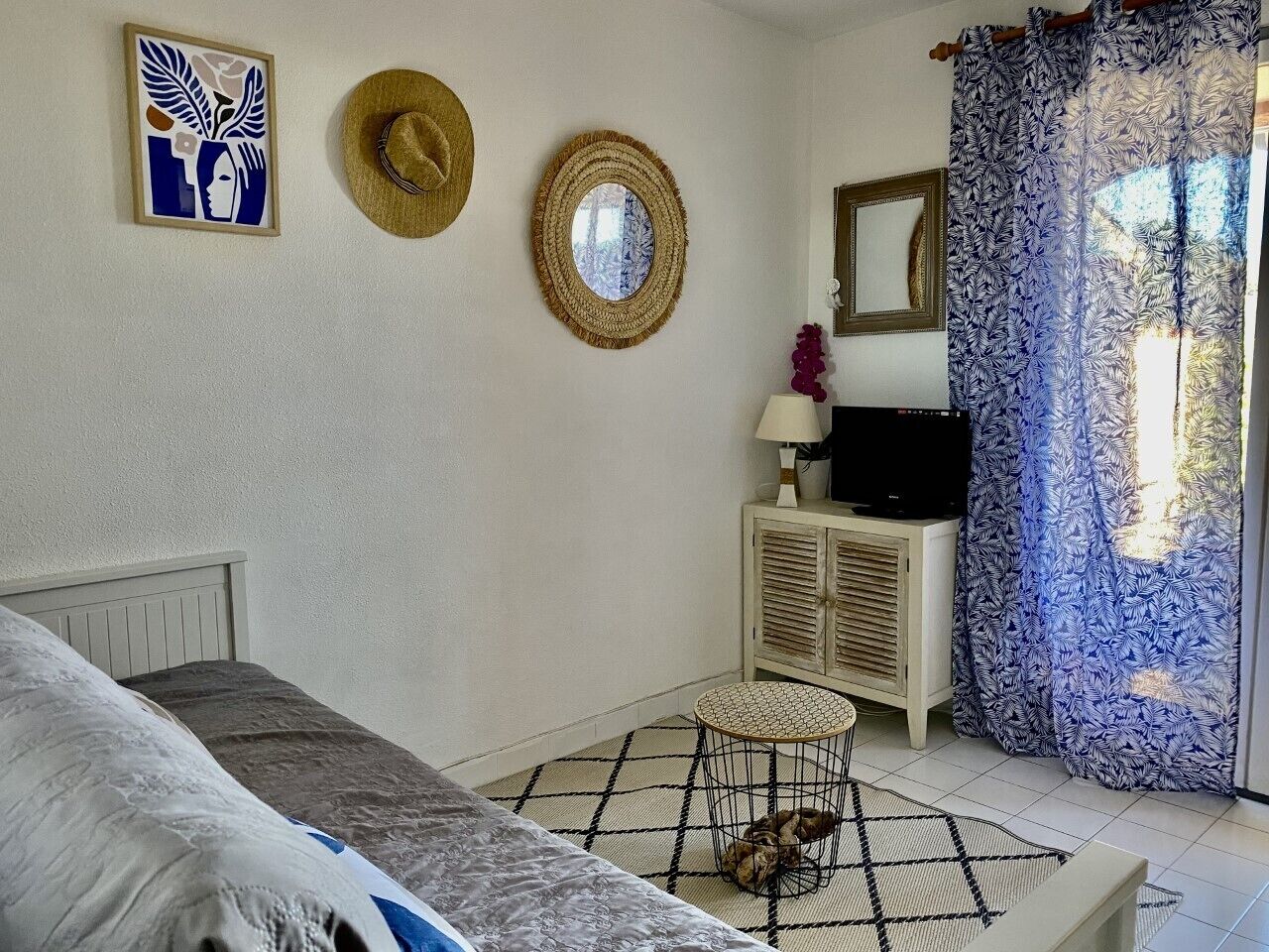 PRETTY MAZET CLIMATISE - TERRACE SEA VIEW - PARKING AND COMMUNITY WIFI