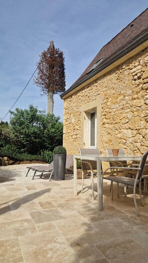 Outdoor dining - Charming french house,  authenticity, exposed stones, beams, fireplace (Sarlat-La-Canéda)