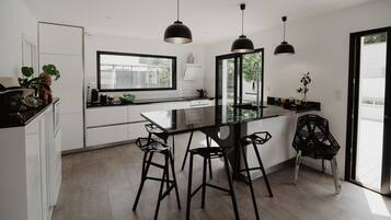 Réfrigérateur, micro-ondes, four, plaque de cuisson