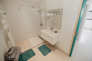 Bathtub, hair dryer, towels