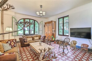 Smart-tv, eldstad, ett bordtennisbord och en stereo