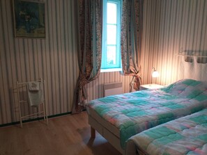 3 chambres, fer et planche à repasser, lit parapluie