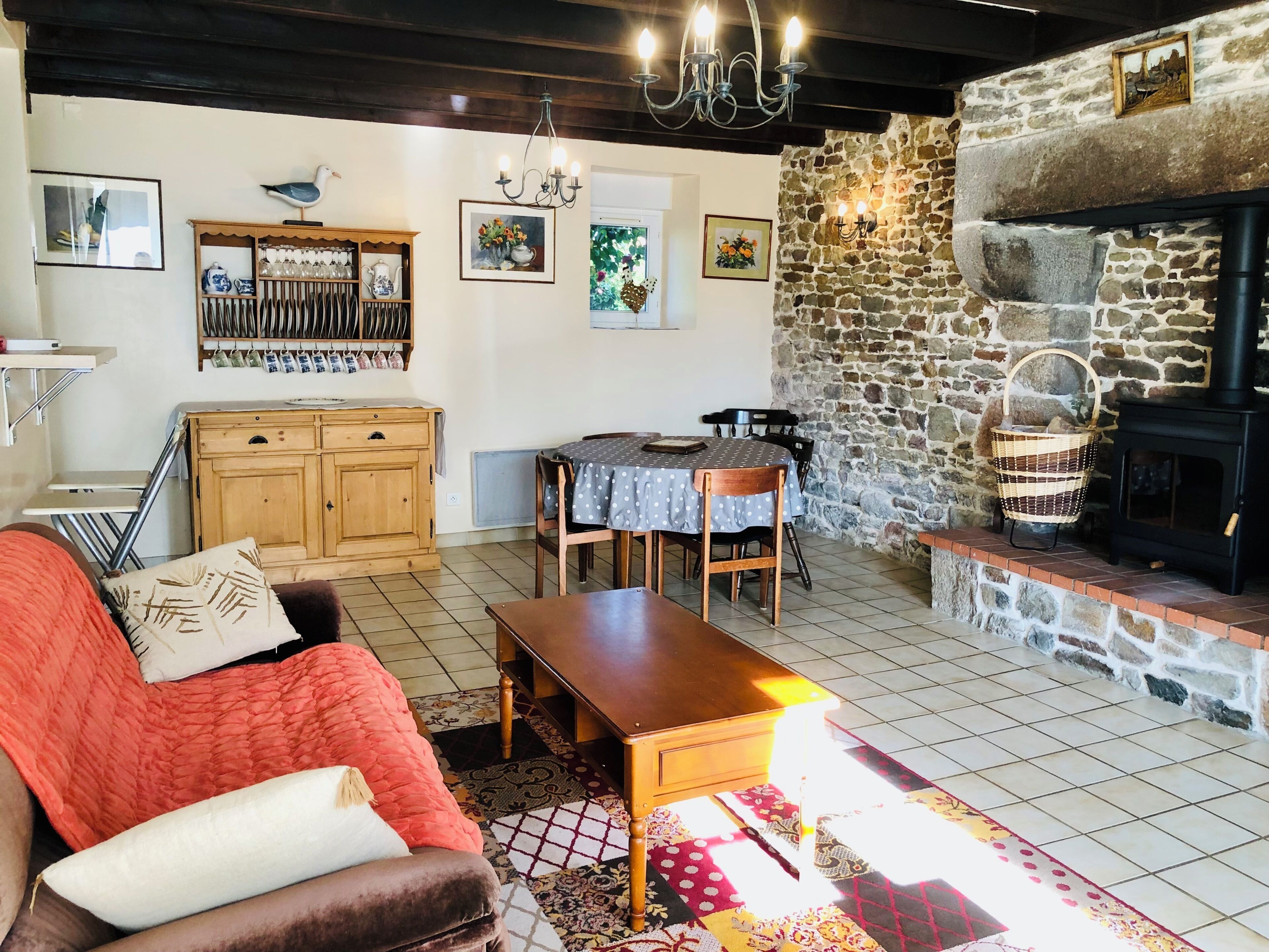 Fernseher, Kamin, Bücher