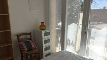 1 chambre, fer et planche à repasser, accès au Wi-Fi (inclus)