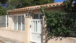 A building with a tiled roof, a white door, and a metal fence. - Vacation rental house with pool CAVAILLON LS2-292 (Cavaillon)