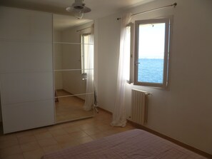 3 bedrooms, iron/ironing board, travel crib, WiFi - House on the Port panoramic view over the bay of Marseille (Marseille)