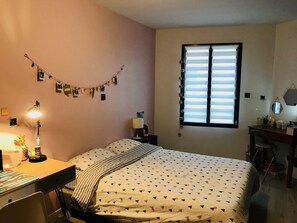 3 bedrooms, iron/ironing board, WiFi, bed sheets