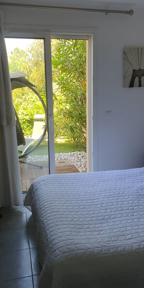 2 habitaciones, tabla de planchar con plancha y cuna de viaje 