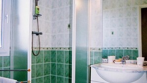 A bathroom with a glass-enclosed shower, a white sink, and a mirror above it. - BEAUTIFUL APARTMENT FOR 4 PEOPLE WELL (Propriano)