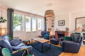TV, fireplace, DVD player, books - Beautiful house with sea view and fireplace (Ver-sur-Mer)