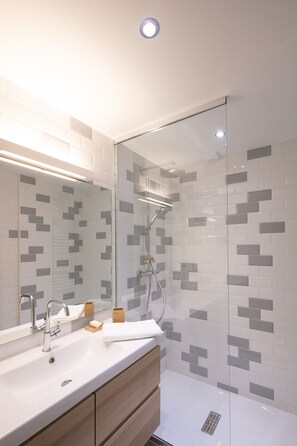Douche, sèche-cheveux, serviettes fournies, savon
