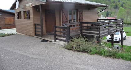 Chalet am Fuße des elsässischen Ballons in der Nähe von Geschäften, während es ruhig ist