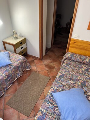 2 dormitorios, caja fuerte, tabla de planchar con plancha