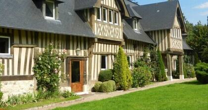 LE PRESSOIR DES HERBES 17th-century building 5 km Deauville and Trouville
