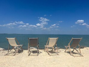 In Strandnähe, Liegestühle