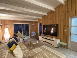 4 bedrooms, iron/ironing board, free WiFi, wheelchair access - Bright house near the sea. Lovely decor, large enclosed garden.  Car parking (Saint-Clément-Des-Baleines)