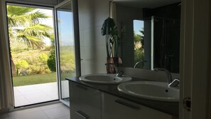 Badewanne, Haartrockner, HandtĂŒcher, Seife