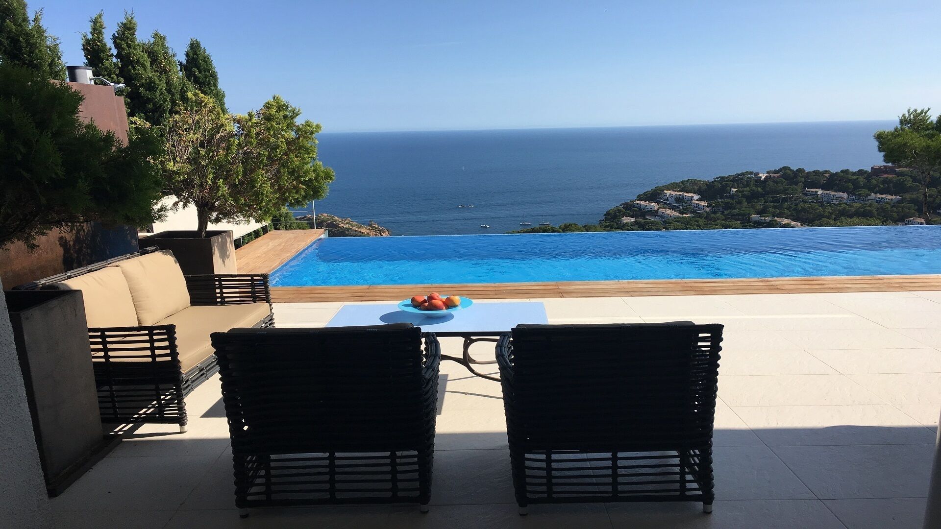 Een buitenzwembad, een infinity pool