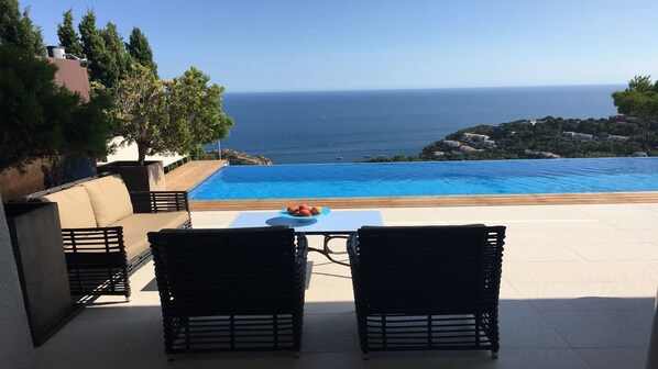 Outdoor pool, an infinity pool