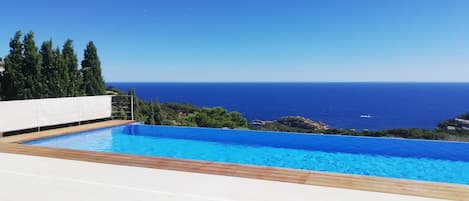 Outdoor pool, an infinity pool