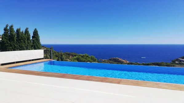 Outdoor pool, an infinity pool