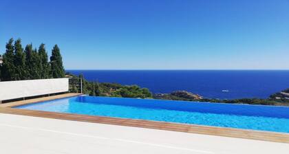 Architect- villa, heated infinity pool, stunning 360° sea/mountain view, WIFI