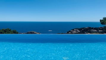 Piscine extérieure, piscine à débordement