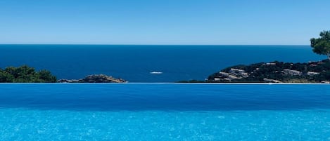 Piscine extérieure, piscine à débordement