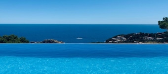 Architect- villa, heated infinity pool, stunning 360° sea/mountain view, WIFI