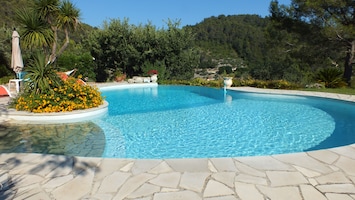 Piscine à débordement