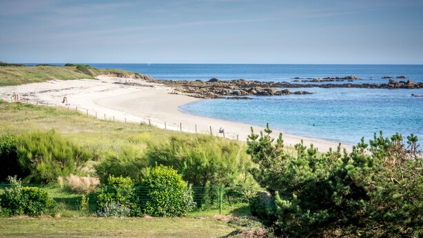 A beach with a sandy shore, rocky outcrops, and a clear blue sea. - house direct access to the beach, quiet location exceptional view from the terrace  (Trégunc)