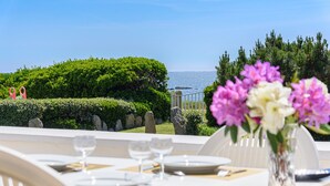A table set for dining with a view of the sea and a well-maintained garden. - house direct access to the beach, quiet location exceptional view from the terrace  (Trégunc)