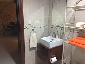 Een douche, een haardroger, handdoeken, zeep