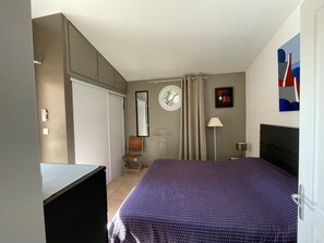 2 chambres, coffres-forts dans les chambres, fer et planche à repasser