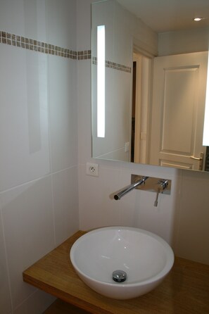 Douche, sèche-cheveux, papier toilette