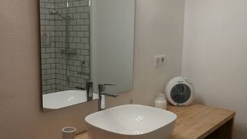 Dusch, hÄrtork, handdukar och tvÄl