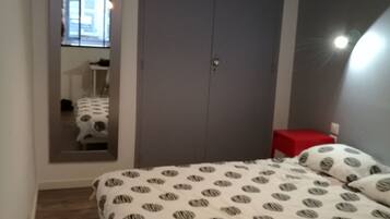 1 sovrum, skrivbord, strykjÀrn/strykbrÀda och wi-fi