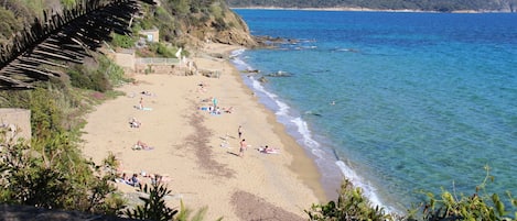 Una spiaggia nelle vicinanze