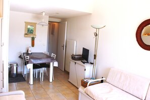 TV, table tennis, books - One-storey and small Provencal farmhouse (La Croix-Valmer)