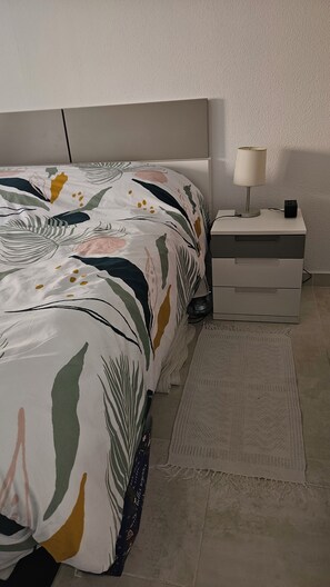 A bedroom with a bed, bedside table, lamp, and a rug. - One-storey and small Provencal farmhouse (La Croix-Valmer)
