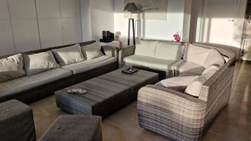 TV, table tennis, stereo