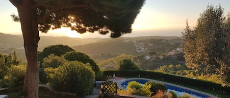 Una piscina al aire libre, una piscina climatizada