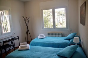 6 slaapkamers, een strijkplank/strijkijzer, reisbedje, gratis wifi