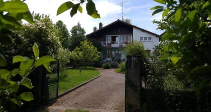 UNABHÄNGIGES FAMILIENHAUS RUHIGES ZAUN LAND 2500 M2
