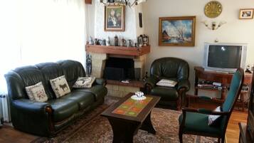 Televisión, reproductor de DVD y libros