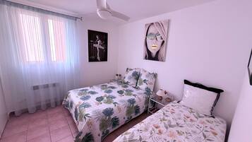 2 chambres, fer et planche à repasser, lit parapluie, draps fournis