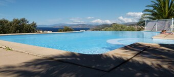 Appartement 2eme et dernier Etage d'une petite Résidence avec Piscine et Vue Mer