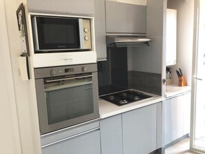 Fridge, microwave, oven, stovetop - Les Issambres Space and calm, sea view and garrigue view...  (Roquebrune-Sur-Argens)